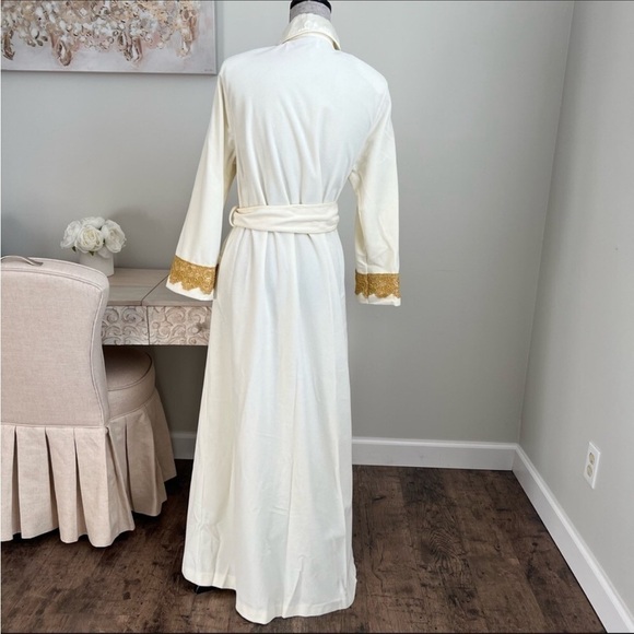 Vintage Vanity Fair Full Length Lace Embroidered Dacron /Polyester Rob NWOT - Picture 3 of 12